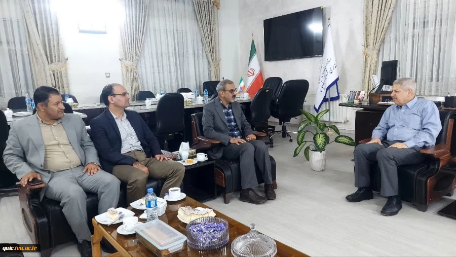 دیدار مهندس شادمان باهمراهی جمعی از همکاران آموزشکده قوچان بافرماندار محترم شهرستان قوچان 7