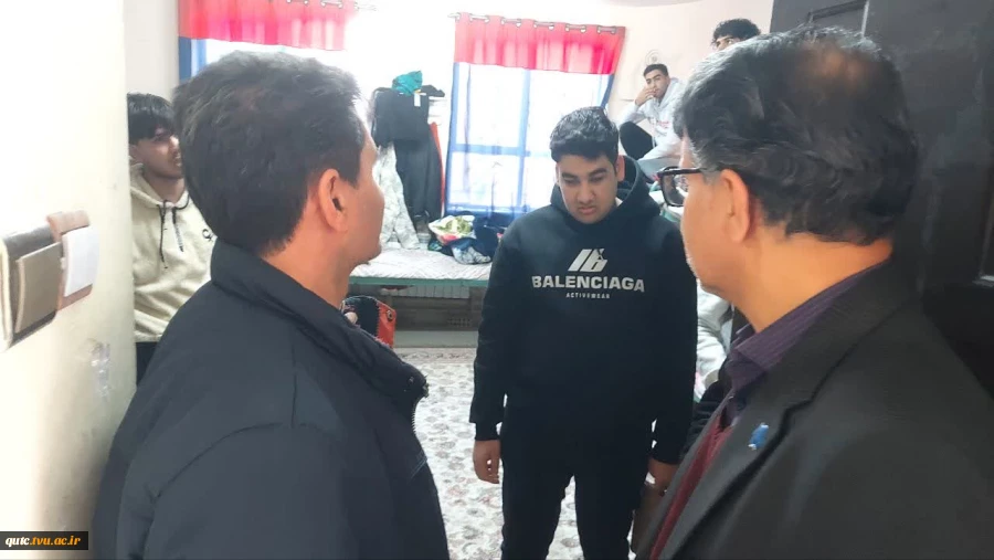 درحاشیه سفر دکتر احمدی با دانشجویان دیدار و گفتگو کرد

 2