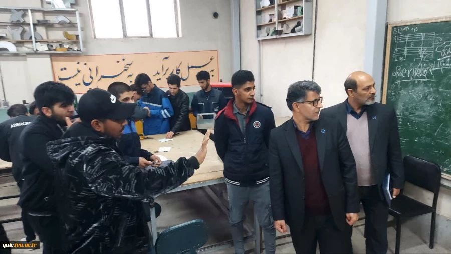 درحاشیه سفر دکتر احمدی با دانشجویان دیدار و گفتگو کرد

 3