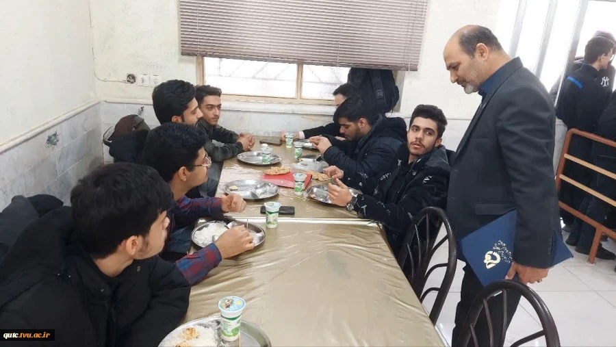 درحاشیه سفر دکتر احمدی با دانشجویان دیدار و گفتگو کرد

 2