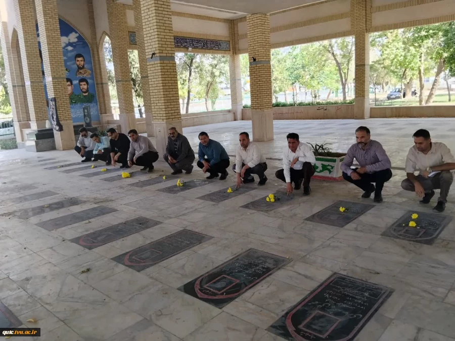 غبارروبی مزار شهدا با حضور جمعی از کارکنان انجام شد
 4