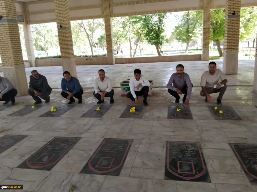 غبارروبی مزار شهدا با حضور جمعی از کارکنان انجام شد
 5