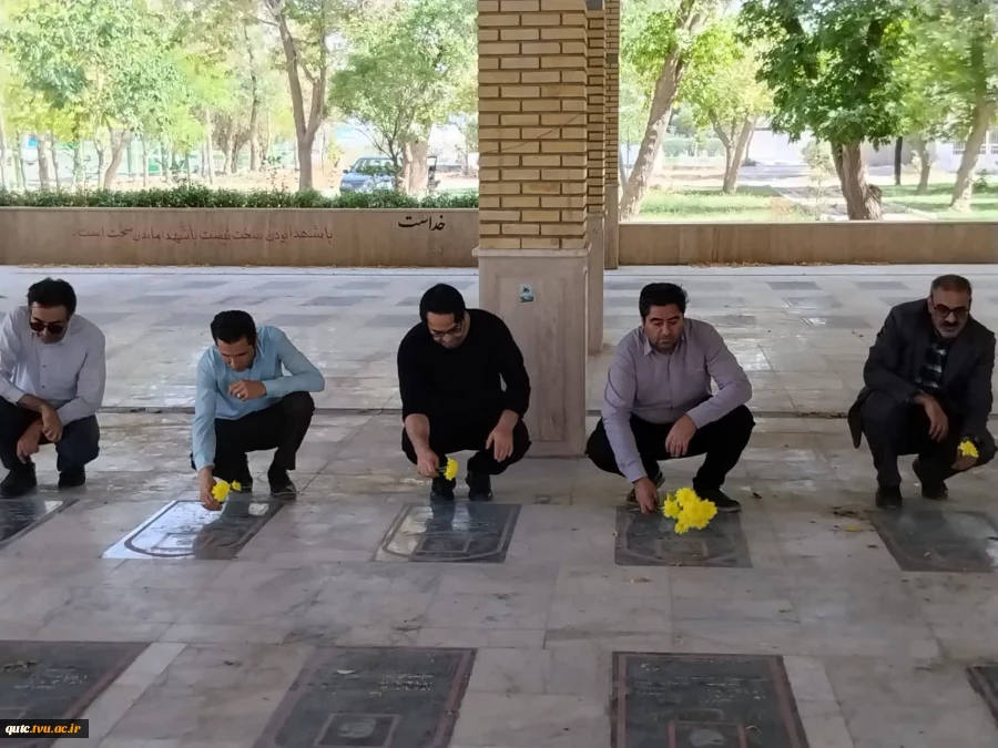 غبارروبی مزار شهدا با حضور جمعی از کارکنان انجام شد
 9